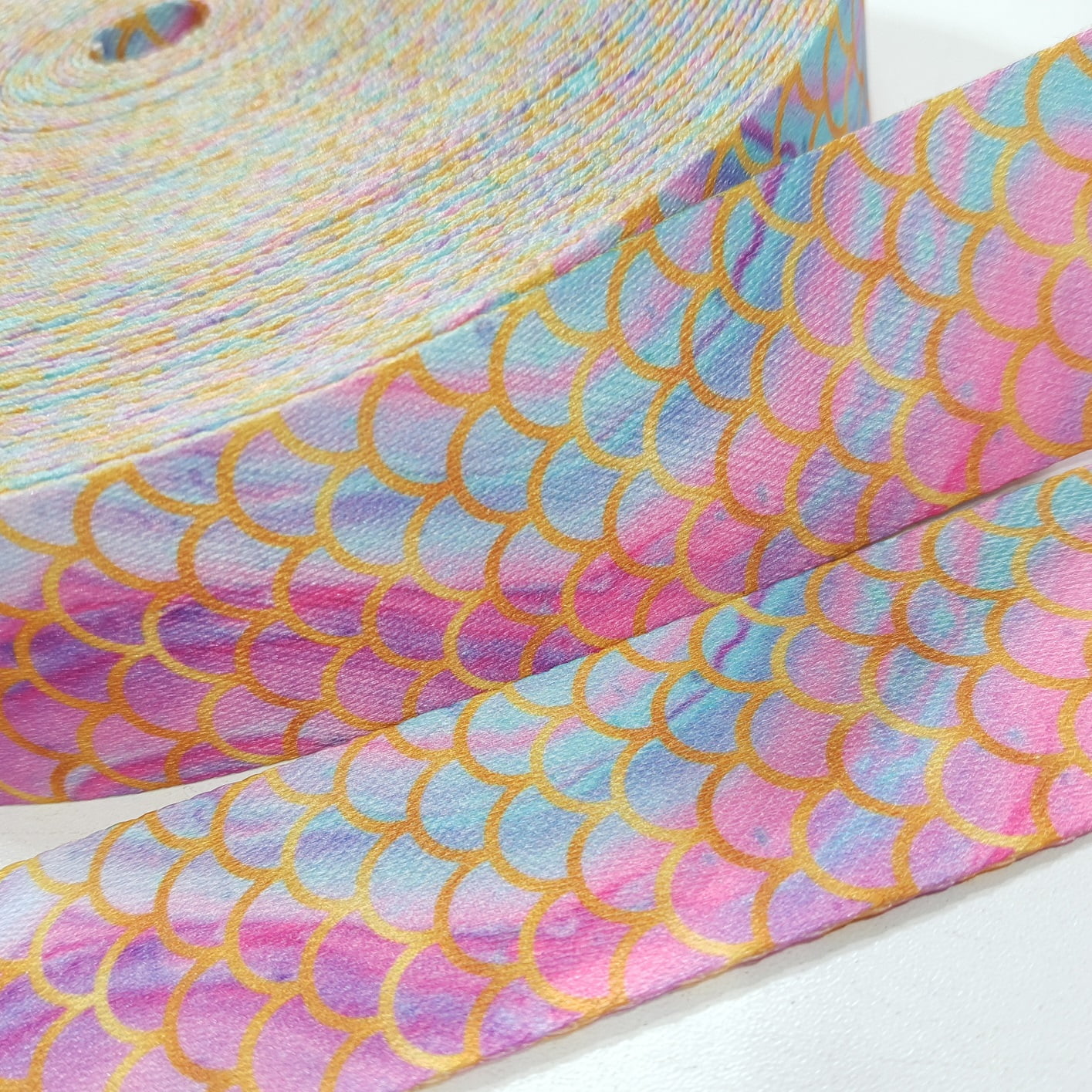 Alça de Poliéster Acetinada 40mm - Escama Tie Dye Candy Color